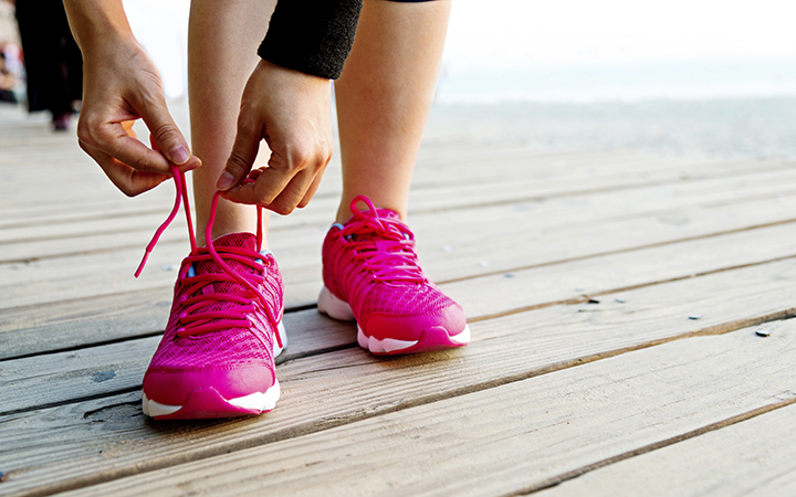 Lacing up run shoes