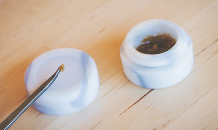 Dabbing cannabis concentrate